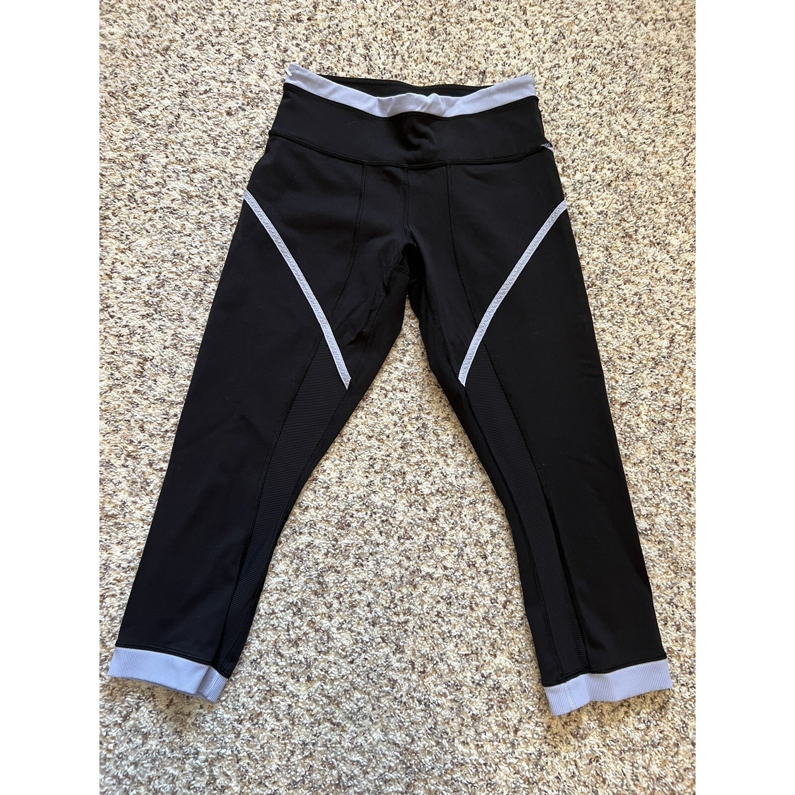 Lululemon Athletica Yoga Leggings Size 6 Black/Lilac Capri Nylon/Lycra Spandex